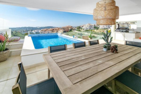 LMR- Luxury apartment, private pool, stunning view, families only,